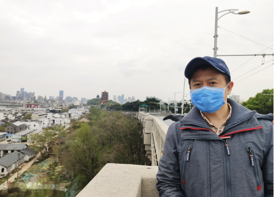 從戰(zhàn)地記者到好看視頻特約評(píng)論員，他用短視頻解讀世界的真相