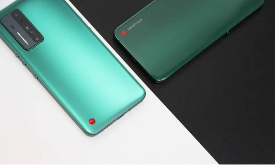 堅果手機感恩節放大招：耳機1元秒殺堅果R2、大滿足套裝以舊換新補貼2020元