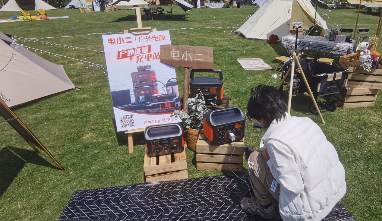 萬千寵愛，戶外大咖們?yōu)楹螌﹄娦《敉怆娫慈绱似珢郏? /></div>
<p>  </center>  </p>
<p>　　<strong><span>大咖</span></strong> <strong><span>推薦</span></strong> <strong><span>，</span></strong> <strong><span>戶外電源帶來戶外娛樂新技能</span></strong></p>
<p>　　露營現(xiàn)場不乏有朱偉強(qiáng)、楊天祥等擁有全網(wǎng)數(shù)百萬粉絲的戶外玩家，他們不僅是忠實(shí)的戶外愛好者，也是專業(yè)體驗(yàn)者。現(xiàn)場的各種電器、露營設(shè)備，都因?yàn)橛须娦《拇嬖冢兊盟翢o忌憚的輕奢起來，作為整個露營現(xiàn)場“出鏡”頻率超高的產(chǎn)品，電小二戶外電源一開始就獲得了到場大咖們的強(qiáng)力關(guān)注。</p>
<p>  <center>  </p>
<div style=