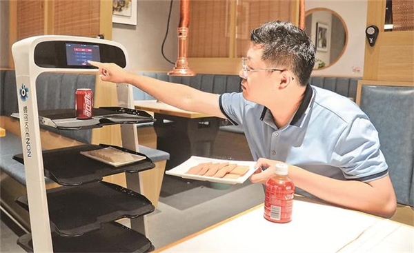 三四線城市迎來(lái)科技創(chuàng)新 送餐機(jī)器人進(jìn)入黃金時(shí)代