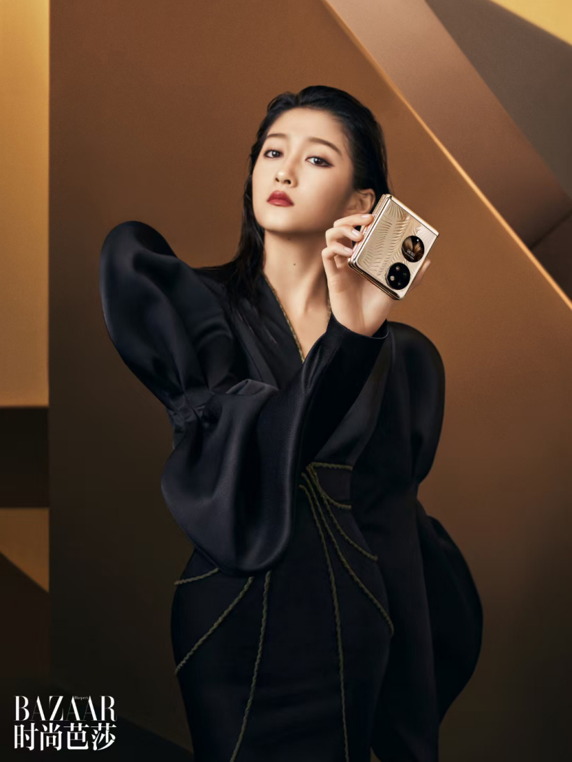 華為 P50 Pocket 折疊屏真機照來了:金色花紋,圓形背部副屏