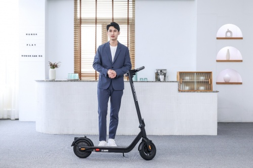 打造酷炫潮玩騎行新體驗(yàn),榮耀親選電動(dòng)滑板車(chē)正式發(fā)布,售價(jià)2299元